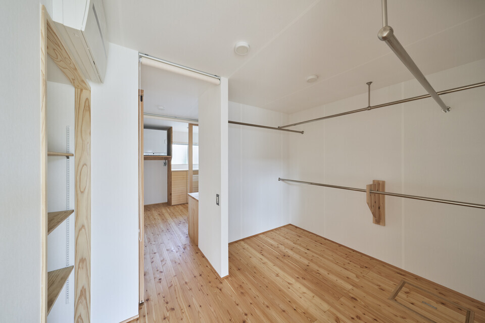 パントリーからキッチンへの動線（横写真）