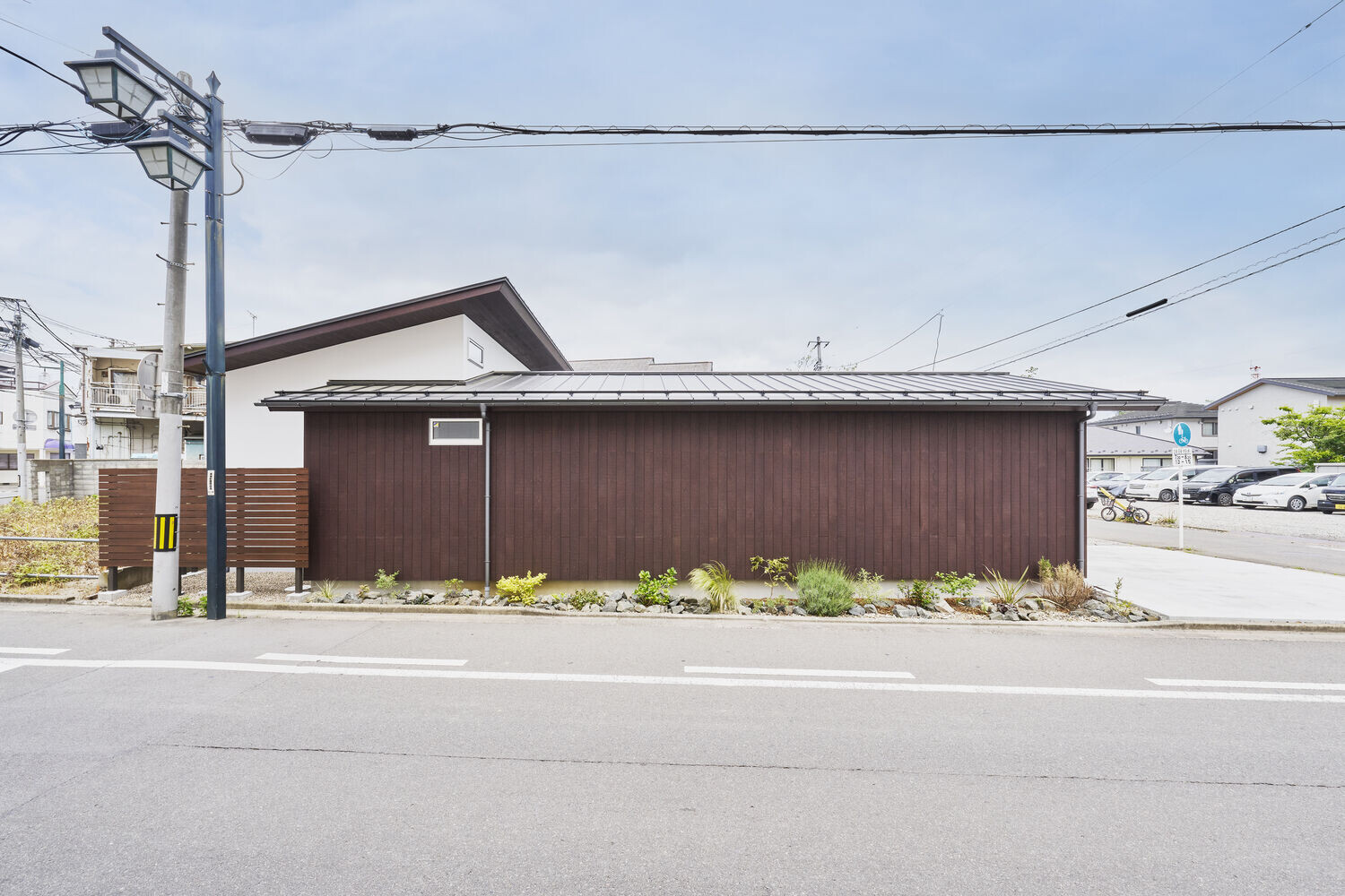 中庭と共に、コの字型平屋の家