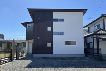 空と庭に繋がる家