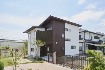 空と庭に繋がる家