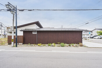 中庭と共に、コの字型平屋の家